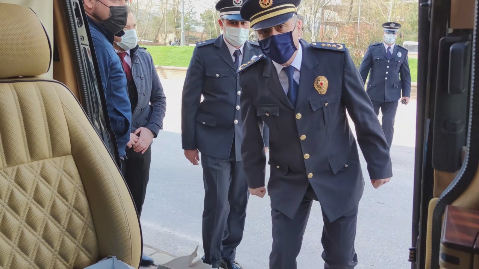 Gazetecilerden polislere, ‘Silah yüklü araç’ sürprizi Gazetecilerden polislere, ‘Silah yüklü araç’ sürprizi