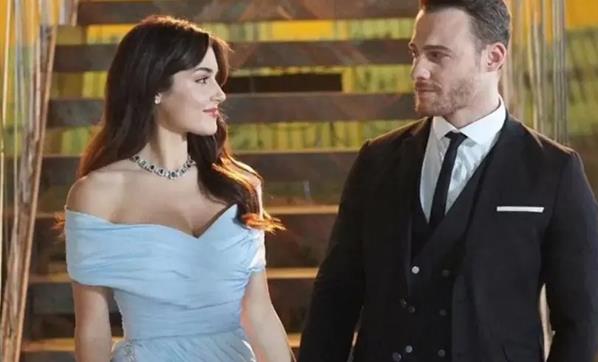 Hande Erçel ile Kerem Bürsin, el ele kameralara yansıdı Hande Erçel ile Kerem Bürsin, el ele kameralara yansıdı