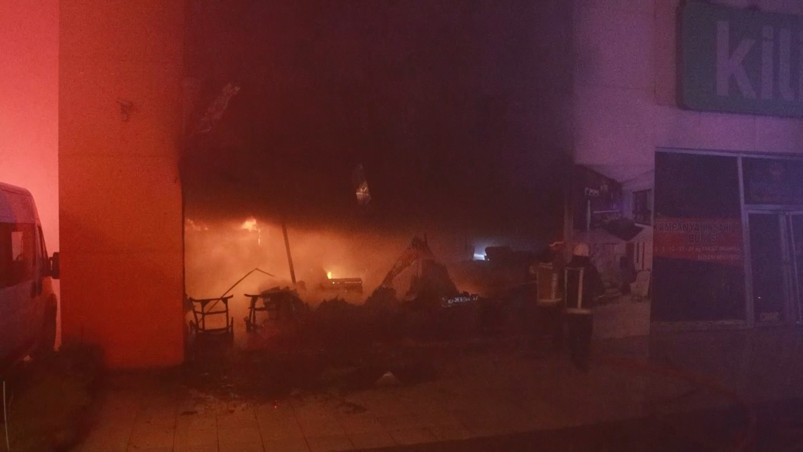 Bursa’da İki katlı mobilya atölyesi yandı
