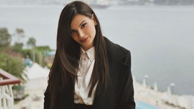 Karnı burnunda pozuna beğeni yağdı Karnı burnunda pozuna beğeni yağdı