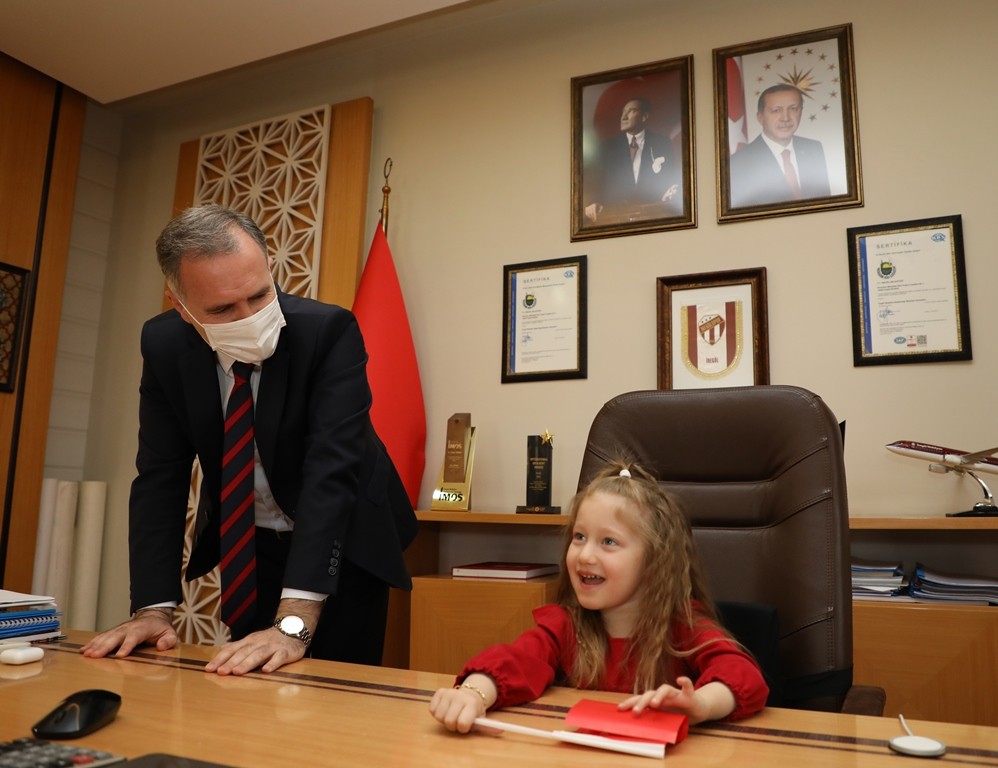 İnegöl Belediye Başkanlığı koltuğuna minikler oturdu İnegöl Belediye Başkanlığı koltuğuna minikler oturdu