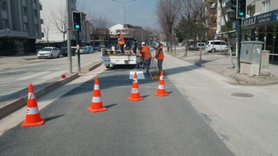 İnegöl’de yaya geçidi çizgileri yenileniyor