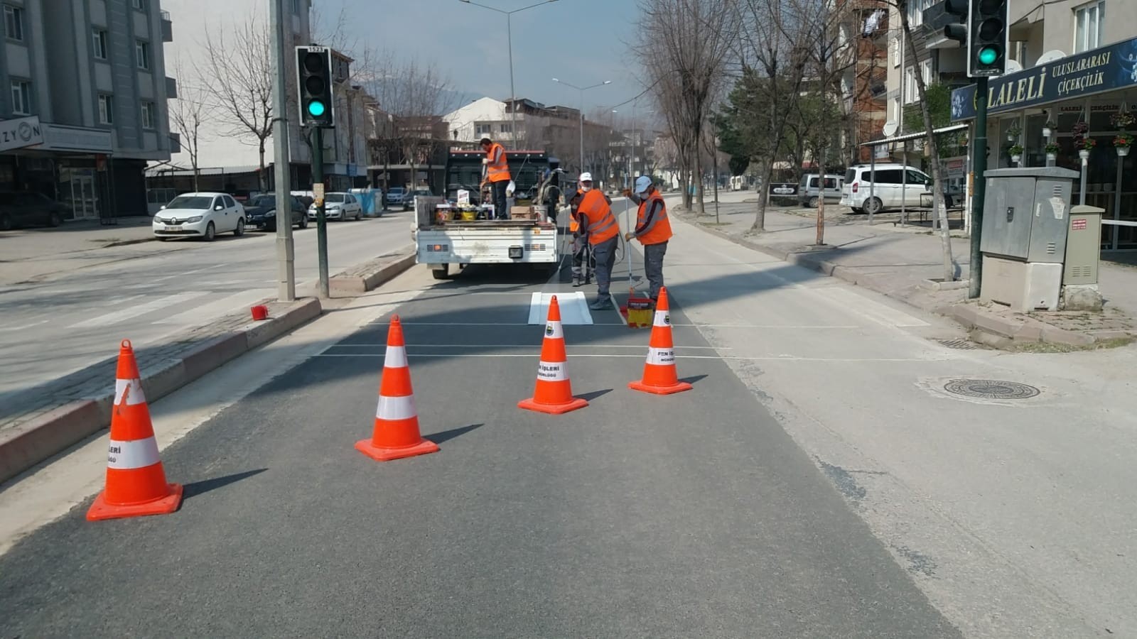 İnegöl’de yaya geçidi çizgileri yenileniyor İnegöl’de yaya geçidi çizgileri yenileniyor