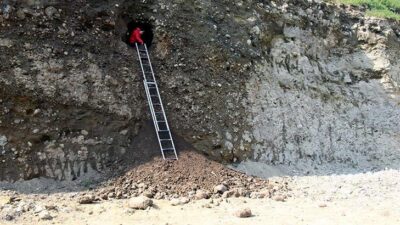 Toprak kayması sonucu mezar ortaya çıktı