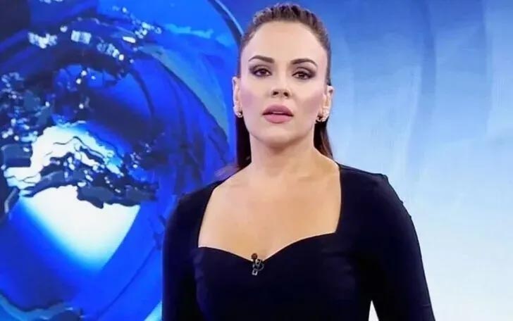 Bursalı spikerin dekolteli pozu olay oldu