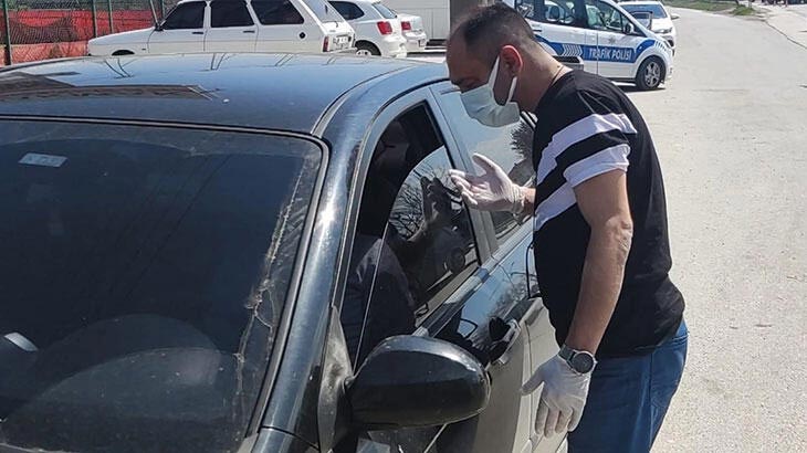 Karantinada olması gerekirken otomobille gezerken yakalandı