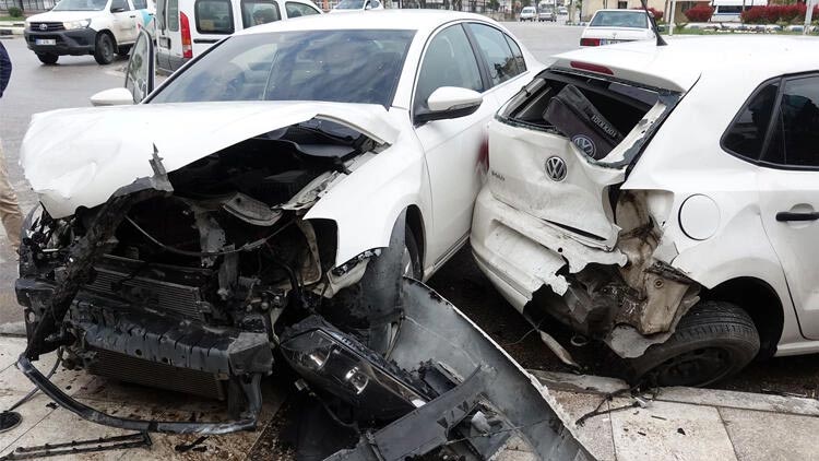Manisa’da feci kaza! 4 otomobile çarpıp pastaneye girdi