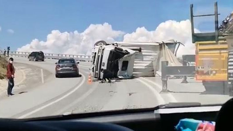 Bursa’da feci kaza! Virajı alamayınca devrildi Bursa'da yokuş aşağıya ilerleyen kamyon kontrolden çıkarak devrildi.