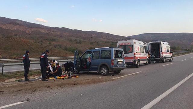Hafif ticari araç su kanalına devrildi: 7 yaralı