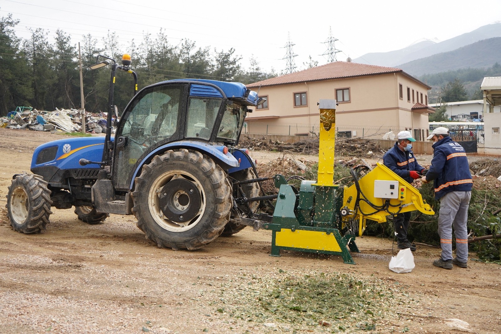 Kestel’de budama atıkları organik gübreye dönüşüyor