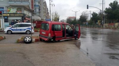 Kısıtlama saatinde 2 araç birbirine girdi