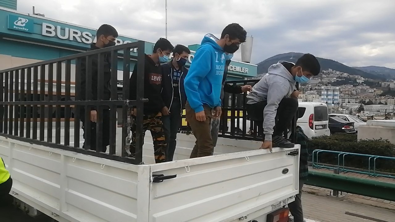 Bursa’da kısıtlamada yakalanan 8 kaçak göçmen, düğüne gidiyormuş