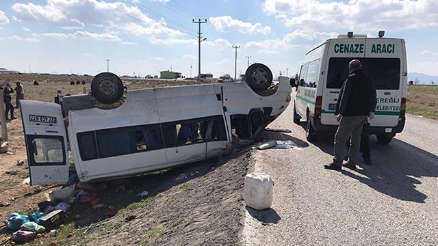 İşçileri taşıyan minibüs takla attı: 2 ölü, 6 yaralı