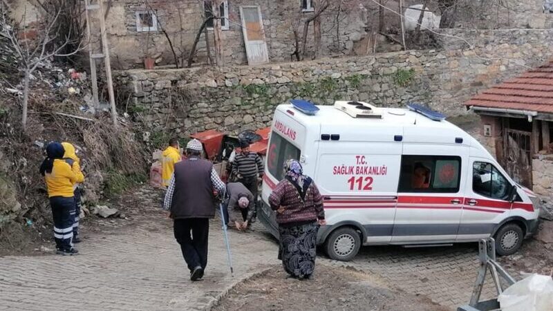 Bursa’da ambulans kaza yaptı! Korona hastasını almaya gidiyordu… Bursa’nın Keles ilçesinde koronavirüs sebebiyle fenalaşan hastayı almaya giden 112