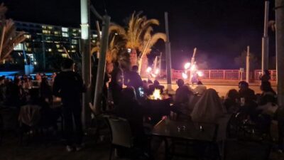 Salgını hiçe sayıp 5 yıldızlı otelde parti verdiler