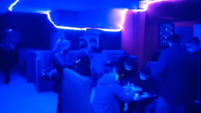 Virüsü hiçe saydılar! Bursa’da meyhaneye baskın