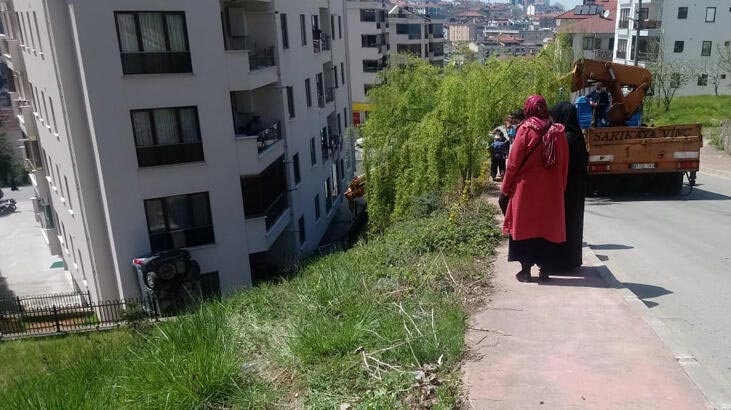 Uçan otomobil şaşkınlığı! Duvara çarptı, dik durdu