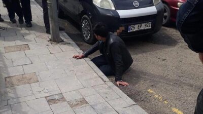 Kan donduran olay! Sırtındaki bıçakla hastaneye gitti