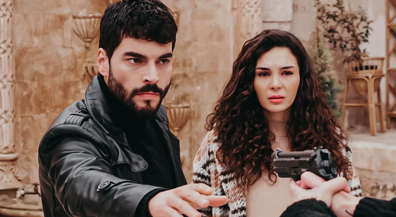 Dizi oyuncusu set çalışanlarına dehşeti yaşattı! Silahlı baskın… Dizi oyuncusu set çalışanlarına dehşeti yaşattı! Silahlı baskın…