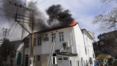 Caminin çatısı yandı