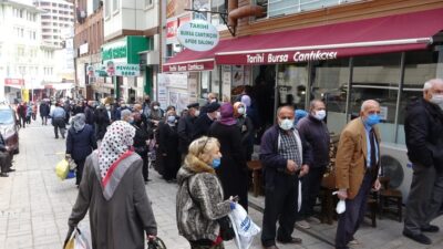 Bursa’da sonu gözükmeyen kuyruk! Bu insanlar ne bekliyor?