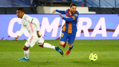 La Liga’da şampiyonluk yarışını etkileyecek mücadelede Real Madrid evinde Barcelona'yı