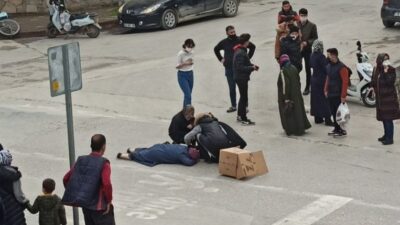 Motosiklet yayaya çarptı, yaralıların imdadına vatandaşlar yetişti