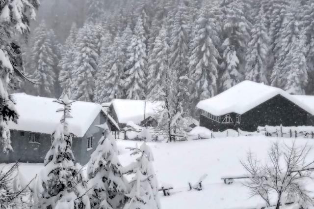 Baharı bekleyen kentte kar kalınlığı 120 santimetreye ulaştı