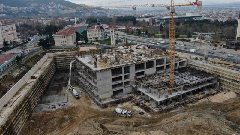 Osmangazi Belediyesi tarafından yaptırılan Osmangazi Meydanı inşaatını Çevre ve Şehircilik