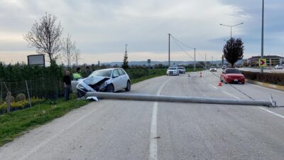 Bursa’da otomobil beton direği devirdi, yol trafiğe kapandı