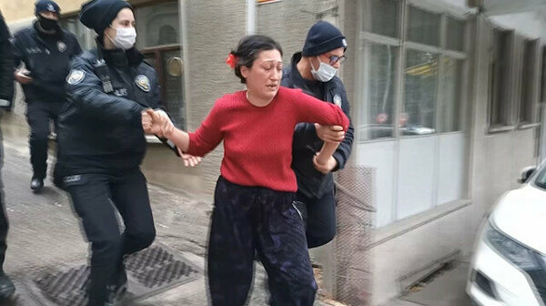 Bursa’da aynı kadın yine olay çıkardı…O anlar kameraya yansıdı