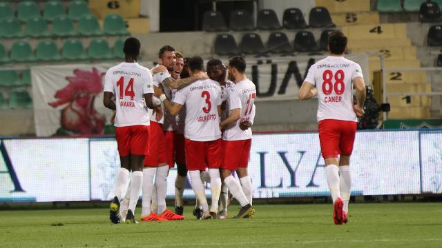 Süper Lig'de 16 karşılaşmadan beraberlikle ayrılan Demir Grup Sivasspor, ligde