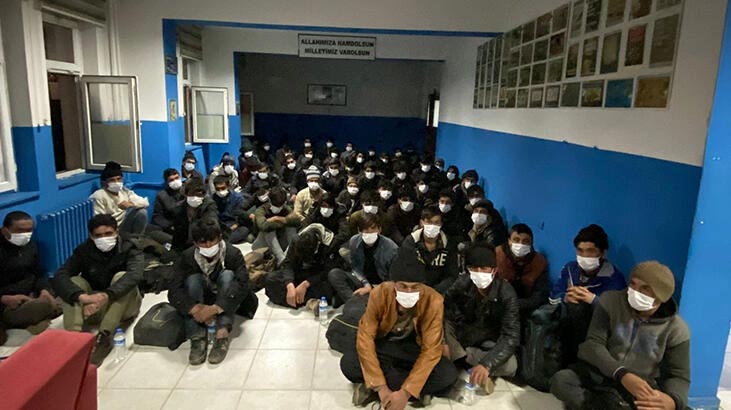 Bitlis’te 14 kişilik minibüsten 68 kaçak göçmen çıktı