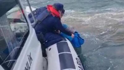 Alabora olan tekneden suya düştü, Sahil Güvenlik ekipleri kurtardı