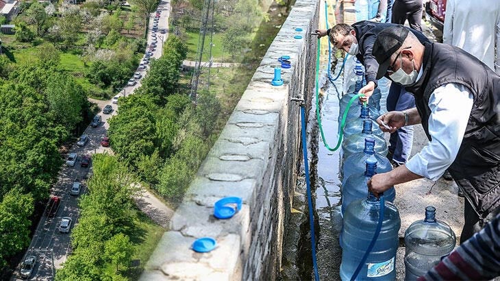Tam kısıtlama öncesi Bursa’da kilometrelerce su kuyruğu