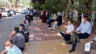 ‘Tam kapanma’ sürecinden muaf olmak için uzun kuyruklar oluşturdular