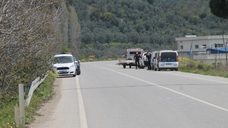 Yer: Bursa… Kovalamaca tarlada bitti Bursa’da polis, MOBESE'lerden takip ettikleri hırsızları, kovalamaca sonucu tarlada yakaladı.