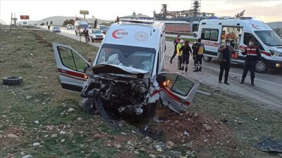 Ambulans ile otomobil çarpıştı: 3 ölü, 3 yaralı