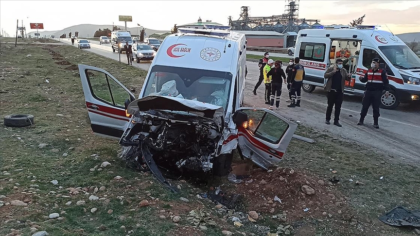 Ambulans ile otomobil çarpıştı: 3 ölü, 3 yaralı