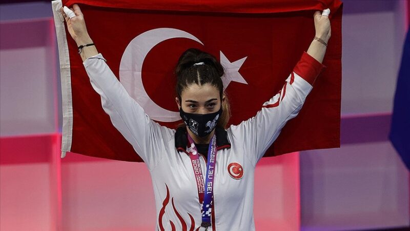 Avrupa Halter Şampiyonası'nda mücadele eden milli sporcu silkmede 121 kilo