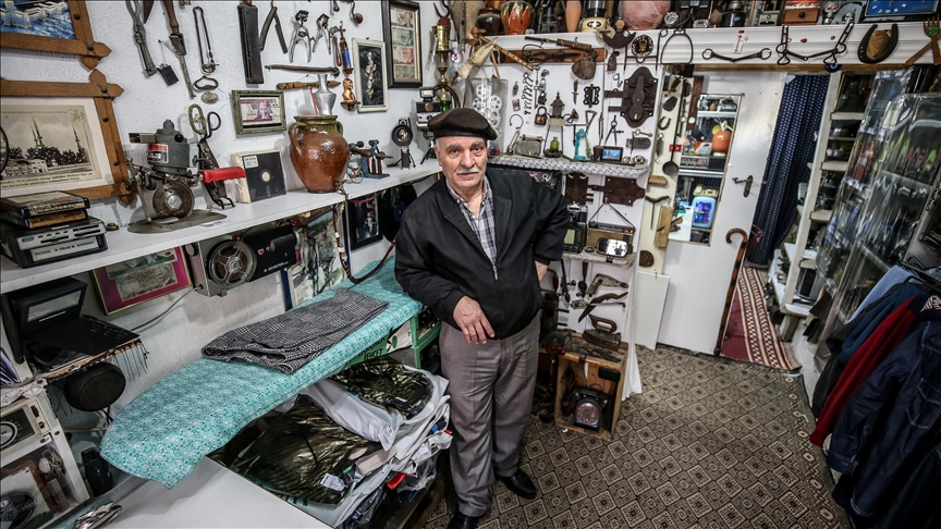 Yer: Bursa… 15 metrekarelik dükkanına hem işini hem hobisini sığdırıyor