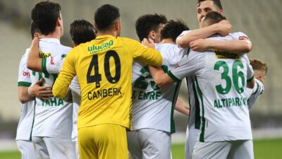 Timsah evinde boğa avında!