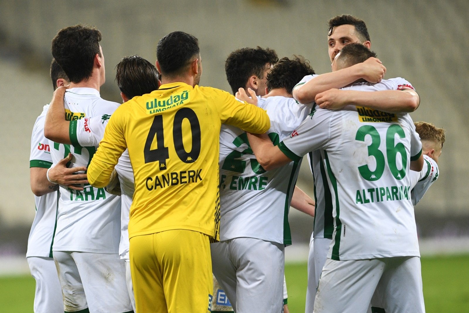 Timsah evinde boğa avında! Timsah evinde boğa avında!