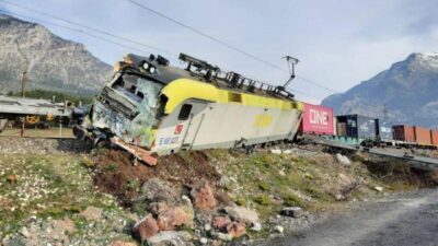 Aynı istikametteki iki yük treni çarpıştı