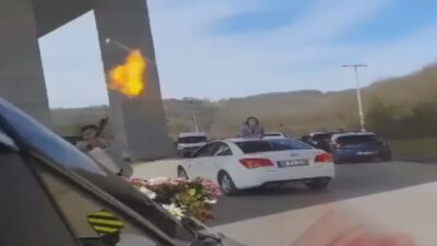 Düğün konvoyunda maganda dehşeti! Yolu kapatıp…