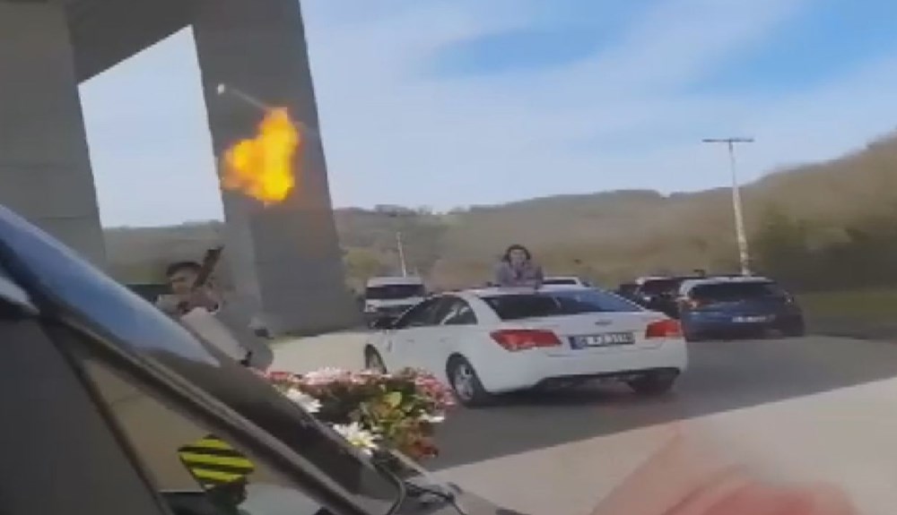 Düğün konvoyunda maganda dehşeti! Yolu kapatıp…