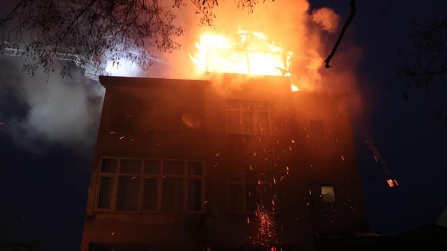 Isınmak için yaktığı soba yangın çıkardı