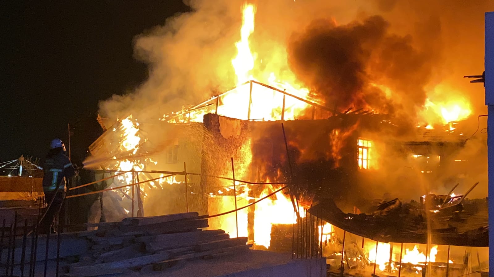 Bursa’da büyük yangın! Haşim İşcan alev alev…