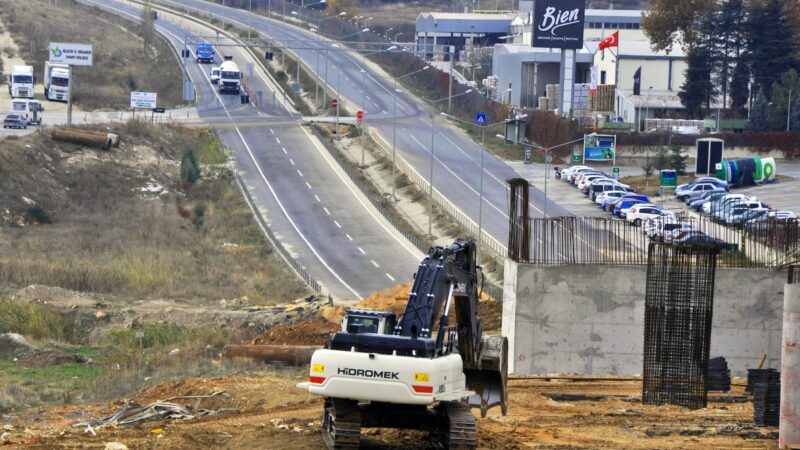 Bursa’da 14 yıldır bitirilemeyen yol yine nazara geldi! Olay Gazetesi Yazarı Ahmet Emin Yılmaz, Bursa ile Bilecik arasında