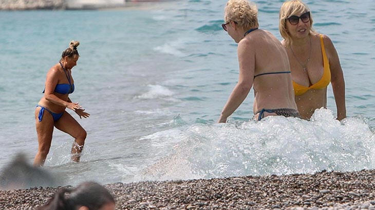 Antalya’da sıcaklık 30 dereceye ulaştı, sahiller doldu